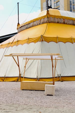 Système d'ombrage bâche avec assise